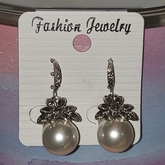 Fashion Imitation white pearl earrings with inlaid rhinestones. - Picture 3 of 5